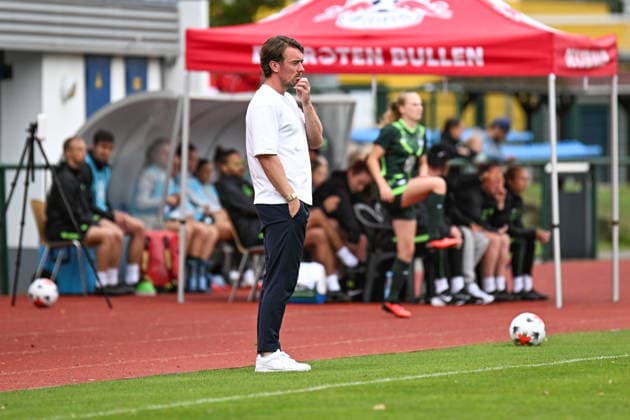 Fußball I Frauen I Saison 2026-2027 I Freundschaftsspiel I RB Leipzig - VfL Wolfsburg I 01.08.2026 Jonas Stephan (Trainer, Rasenballsport Leipzig) steht nachdenklich an der Seitenlinie Freisteller, Nahaufnahme, Porträt, Portrait, Einzelfoto, Einzelbild, Körper Markranstädt Rasenplatz, Stadion am Bad Großfeld, Am Stadtbad 30 Sachsen Deutschland *** Soccer I Women’s I 2026–2027 Season I Friendly Match I RB Leipzig vs. VfL Wolfsburg I August 1, 2026 Jonas Stephan, coach of Rasenballsport Leipzig, stands pensively on the sideline; cropped shot, close-up, portrait, Single photo, single image, body Markranstädt grass field, Stadion am Bad Großfeld, Am Stadtbad 30 Saxony, Germany Copyright: xLobeca InesxHähnelx