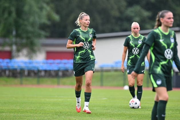 Fußball I Frauen I Saison 2026-2027 I Freundschaftsspiel I RB Leipzig - VfL Wolfsburg I 01.08.2026 Julia Landenberger (20, VfL Wolfsburg) (r.) Freisteller, Nahaufnahme, Porträt, Portrait, Einzelfoto, Einzelbild, Körper Markranstädt Rasenplatz, Stadion am Bad Großfeld, Am Stadtbad 30 Sachsen Deutschland *** Soccer I Women’s I 2026–2027 Season I Friendly Match I RB Leipzig vs. VfL Wolfsburg I August 1, 2026 Julia Landenberger, 20, VfL Wolfsburg – Cutout, Close-up, Portrait, Single Photo, Single Image, Body, Markranstädt Grass Field, Stadion am Bad Großfeld, Am Stadtbad 30, Saxony, Germany Copyright: xLobeca InesxHähnelx