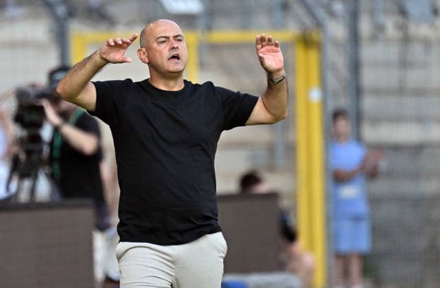01.08.2026, xjhx, Fussball Testspiel, SV Waldhof Mannheim - Eintracht Frankfurt v.l. Trainer Rui Mota (Waldhof Mannheim) gibt Anweisungen Mannheim *** August 1, 2026, xjhx, Soccer Friendly Match, SV Waldhof Mannheim vs. Eintracht Frankfurt; Coach Rui Mota of Waldhof Mannheim gives instructions; Mannheim