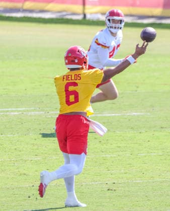 AUGUST 1, 2026: Kansas City Chiefs quarterback Justin Fields throws a pass during practice at Chiefs training camp in St. Joseph, MO. CSM St. Joseph United States - ZUMAc04_ 20260801_zma_c04_076 Copyright: xRomanxPunox