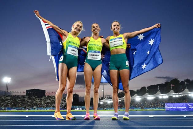 COM26 ATHLETICS, Jessica Hull (silver), Abbey Caldwell (gold) and Claudia Hollingsworth (bronze) of Australia celebrate a clean sweep in the Women s One Mile Final of the Glasgow 2026 Commonwealth Games at EDF Scotstoun Stadium in Glasgow, Scotland, Saturday, August 1, 2026. ( NO ARCHIVING, EDITORIAL USE ONLY Glasgow United Kingdom  Copyright: xJOELxCARRETTx 20260802166864877208