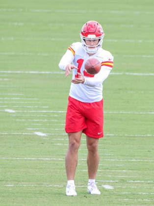 AUGUST 1, 2026: Kansas City Chiefs punter Matt Araiza receives the ball at Chiefs training camp in St. Joseph, MO. CSM St. Joseph United States - ZUMAc04_ 20260801_zma_c04_074 Copyright: xRomanxPunox