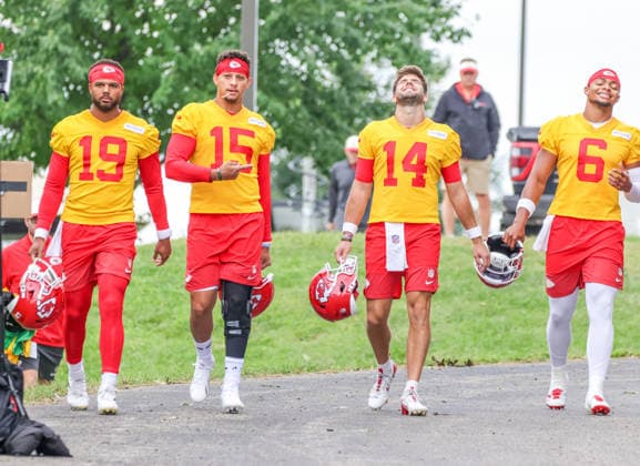 AUGUST 1, 2026: Kansas City Chiefs quarterback Patrick Mahomes and the rest of the Chiefs quarterbacks walks down the hill towards the field at Chiefs training camp in St. Joseph, MO. CSM St. Joseph United States - ZUMAc04_ 20260801_zma_c04_014 Copyright: xRomanxPunox