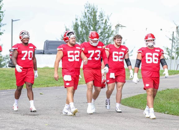 AUGUST 1, 2026: Kansas City Chiefs center Creed Humphrey and teammates walks down the hill towards the field at Chiefs training camp in St. Joseph, MO. CSM St. Joseph United States - ZUMAc04_ 20260801_zma_c04_015 Copyright: xRomanxPunox
