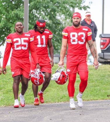 AUGUST 1, 2026: Kansas City Chiefs tight end Noah Gray, Kansas City Chiefs safety DeShon Singleton and Kansas City Chiefs wide receiver Jalen Royals walks down the hill towards the field at Chiefs training camp in St. Joseph, MO. CSM St. Joseph United States - ZUMAc04_ 20260801_zma_c04_020 Copyright: xRomanxPunox