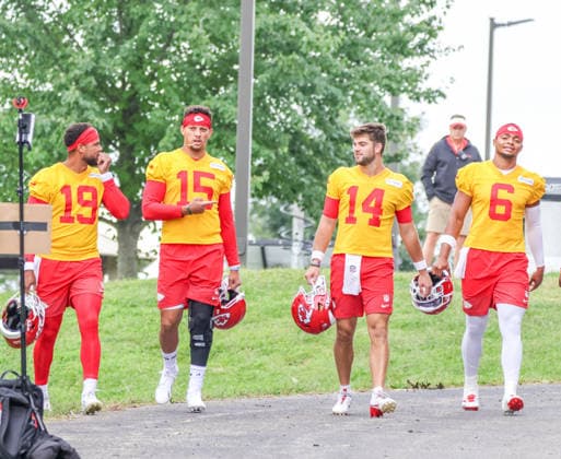 AUGUST 1, 2026: Kansas City Chiefs quarterback Patrick Mahomes and the rest of the Chiefs quarterbacks walks down the hill towards the field at Chiefs training camp in St. Joseph, MO. CSM St. Joseph United States - ZUMAc04_ 20260801_zma_c04_022 Copyright: xRomanxPunox