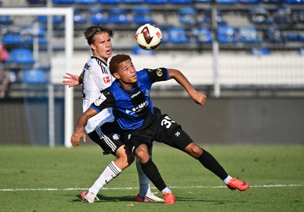 01.08.2026, xjhx, Fussball Testspiel, SV Waldhof Mannheim - Eintracht Frankfurt v.l. Love Arrhov (Eintracht Frankfurt), Djayson Mendes (Waldhof Mannheim) Mannheim *** August 1, 2026, xjhx, Soccer Friendly Match, SV Waldhof Mannheim vs. Eintracht Frankfurt, Love Arrhov vs. Eintracht Frankfurt, Djayson Mendes, Waldhof Mannheim, Mannheim