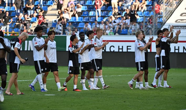 01.08.2026, xjhx, Fussball Testspiel, SV Waldhof Mannheim - Eintracht Frankfurt v.l. Malik Pimpong (Eintracht Frankfurt) und team bedankt bedanken sich bei den Fans Mannheim *** August 1, 2026, xjhx, Soccer Friendly Match, SV Waldhof Mannheim vs. Eintracht Frankfurt, Malik Pimpong, Eintracht Frankfurt and the team would like to thank the fans in Mannheim