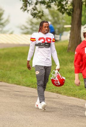 AUGUST 1, 2026: Kansas City Chiefs cornerback L Jarius Sneed walks down the hill towards the field at Chiefs training camp in St. Joseph, MO. CSM St. Joseph United States - ZUMAc04_ 20260801_zma_c04_043 Copyright: xRomanxPunox