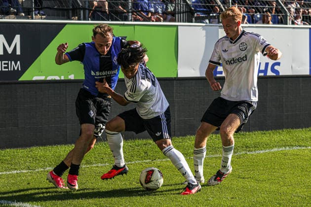 01.08.2026, xhettx, Fussball Testspiel, SV Waldhof Mannheim - Eintracht Frankfurt v.l. Arlind Rexhepi (SV Waldhof Mannheim, 33) im Zweikampf mit Keita Kosugi (SG Eintracht Frankfurt, 26) und Hugo Larsson (SG Eintracht Frankfurt, 16) kommt zur Unterstützung (DFL DFB REGULATIONS PROHIBIT ANY USE OF PHOTOGRAPHS as IMAGE SEQUENCES and or QUASI-VIDEO) Mannheim *** August 1, 2026, xhettx, Soccer Friendly Match, SV Waldhof Mannheim vs. Eintracht Frankfurt: Arlind Rexhepi (SV Waldhof Mannheim), 33 in a tackle with Keita Kosugi of SG Eintracht Frankfurt, 26, and Hugo Larsson of SG Eintracht Frankfurt, 16, comes to the rescue. DFL and DFB regulations prohibit any use of photographs as image sequences and or quasi-video. Mannheim