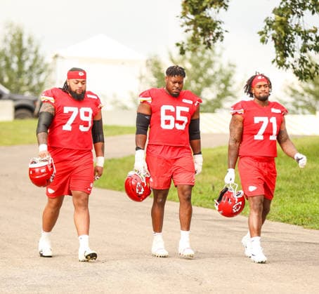 AUGUST 1, 2026: Kansas City Chiefs guard Trey Smith and teammates walks down the hill towards the field at Chiefs training camp in St. Joseph, MO. CSM St. Joseph United States - ZUMAc04_ 20260801_zma_c04_062 Copyright: xRomanxPunox