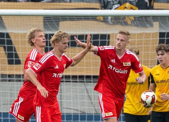 Fußball, Herren, Saison 2026 2027, Testspiel, Dynamo Dresden - 1. FC Union Berlin (2:1), v. l. Leopold Querfeld (1. FC Union Berlin), Tom Rothe (1. FC Union Berlin), Zeno van den Bosch (1. FC Union Berlin), Jubel nach Tor zum 0:1, 01.08. 2026, *** Soccer, Men s, 2026–2027 Season, Friendly Match, Dynamo Dresden 1–2 FC Union Berlin, from left: Leopold Querfeld (FC Union Berlin), Tom Rothe (FC Union Berlin), Zeno van den Bosch (FC Union Berlin), celebration after the 0–1 goal, August 1, 2026, Copyright: xMatthiasxKochx