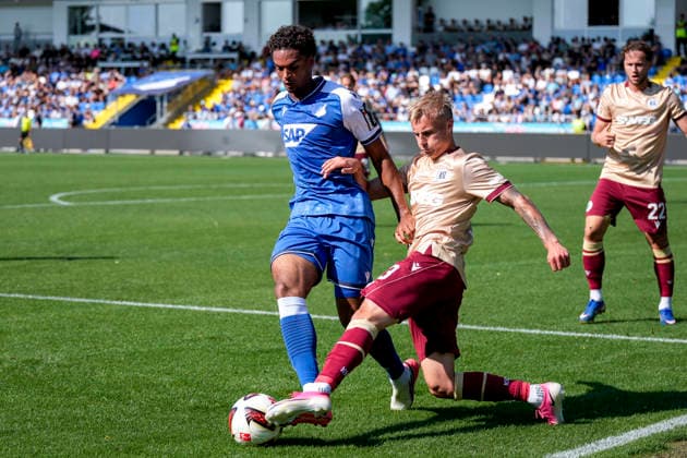 v.li.: Jykese Fields (Hoffenheim, 46), Viktor Bergh (KSC, 33), Zweikampf, Spielszene, Duell, duel, tackle, tackling, Dynamik, Action, Aktion, 01.08.2026, Sinsheim (Deutschland), Fussball, Testspiel, TSG 1899 Hoffenheim - Karlsruher SC, DFB DFL REGULATIONS PROHIBIT ANY USE OF PHOTOGRAPHS AS IMAGE SEQUENCES AND OR QUASI-VIDEO. *** v li Jykese Fields Hoffenheim, 46, Viktor Bergh KSC, 33, tackle, game scene, duel, tackle, tackling, dynamics, action, 01 08 2026, Sinsheim, Germany, soccer, friendly match, TSG 1899 Hoffenheim vs. Karlsruher SC, DFB and DFL regulations prohibit any use of photographs as image sequences and or quasi-video xozx