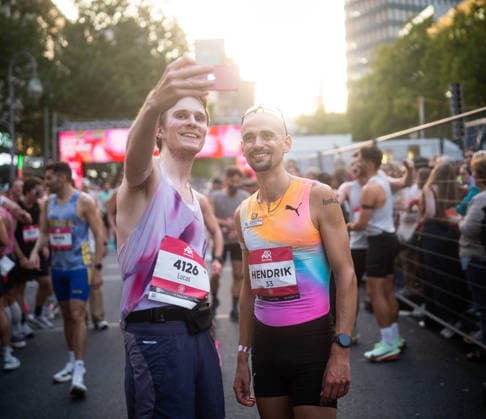 Adidas Runners City Night Berlin 2026 Selfie mit Pfeiffer Hendrik (Düsseldorf Athletics, 33) 10KM Männer, adidas Runners City Night am Kurfürstendamm in Berlin-Charlottenburg, Berlin (Deutschland) am 01. August 2026 *** Adidas Runners City Night Berlin 2026 Selfie with Hendrik Pfeiffer of Düsseldorf Athletics, 33, Men’s 10K, Adidas Runners City Night on Kurfürstendamm in Berlin-Charlottenburg, Berlin, Germany, on August 1, 2026 Copyright: xBEAUTIFULxSPORTS Kuehnx