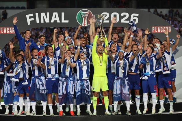 Porto-Torreense-Portugal Super Cup 8-1-2026 Diogo Costa (captain of Porto show the Cup at your fans before the final of SuperCup of Portugal between Porto FC and SC Uniao Torreense at Stadium Cidade of Coimbra on August 1 2026 in Coimbra (Portugal) (Photo by Luis de la Mata SportPix Sipa USA) Coimbra Stadium Coimbra Region Centro Portugal Copyright: xLuisxdexlaxMatax xsportPix.org.ux