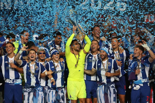 Porto-Torreense-Portugal Super Cup 8-1-2026 Diogo Costa (captain of Porto show the Cup at your fans before the final of SuperCup of Portugal between Porto FC and SC Uniao Torreense at Stadium Cidade of Coimbra on August 1 2026 in Coimbra (Portugal) (Photo by Luis de la Mata SportPix Sipa USA) Coimbra Stadium Coimbra Region Centro Portugal Copyright: xLuisxdexlaxMatax xsportPix.org.ux