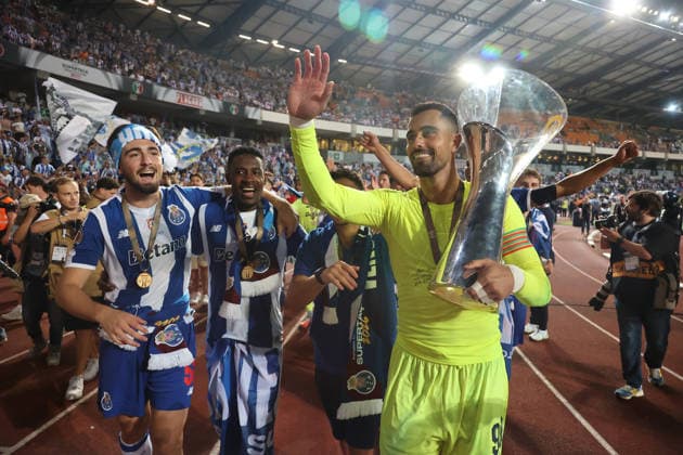 Porto-Torreense-Portugal Super Cup 8-1-2026 Diogo Costa (captain of Porto show the Cup at your fans before in action during the final of SuperCup of Portugal between Porto FC and SC Uniao Torreense at Stadium Cidade of Coimbra on August 1 2026 in Coimbra (Portugal) (Photo by Luis de la Mata SportPix Sipa USA) Coimbra Stadium Coimbra Region Centro Portugal Copyright: xLuisxdexlaxMatax xsportPix.org.ux