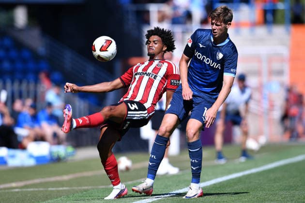 Fußball Testspiel VfL Bochum - Sheffield United am 01.08.2026 im Vonovia Ruhrstadion in Bochum Sam McCallum ( Sheffield ), links - Oliver Olsen ( Bochum ), rechts *** Soccer Friendly Match: VfL Bochum vs. Sheffield United on August 1, 2026, at the Vonovia Ruhrstadion in Bochum. Sam McCallum (Sheffield), left; Oliver Olsen (Bochum), right xRx