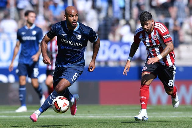 Fußball Testspiel VfL Bochum - Sheffield United am 01.08.2026 im Vonovia Ruhrstadion in Bochum Jean Manuel Mbom ( Bochum ), links - Gustavo Hamer ( Sheffield ), rechts *** Soccer Friendly Match: VfL Bochum vs. Sheffield United on August 1, 2026, at the Vonovia Ruhrstadion in Bochum. Jean Manuel Mbom (Bochum, left) and Gustavo Hamer (Sheffield, right) xRx