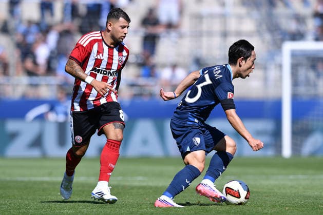 Fußball Testspiel VfL Bochum - Sheffield United am 01.08.2026 im Vonovia Ruhrstadion in Bochum Gustavo Hamer ( Sheffield ), links - Koji Miyoshi ( Bochum ), rechts *** Soccer Friendly Match: VfL Bochum vs. Sheffield United on August 1, 2026, at the Vonovia Ruhrstadion in Bochum. Gustavo Hamer (Sheffield), left; Koji Miyoshi (Bochum), right xRx