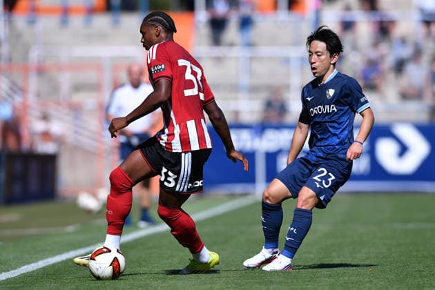 Fußball Testspiel VfL Bochum - Sheffield United am 01.08.2026 im Vonovia Ruhrstadion in Bochum Jamal Baptiste ( Sheffield ), links - Koji Miyoshi ( Bochum ), rechts *** Soccer Friendly Match: VfL Bochum vs. Sheffield United on August 1, 2026, at the Vonovia Ruhrstadion in Bochum. Jamal Baptiste (Sheffield), left; Koji Miyoshi (Bochum), right xRx