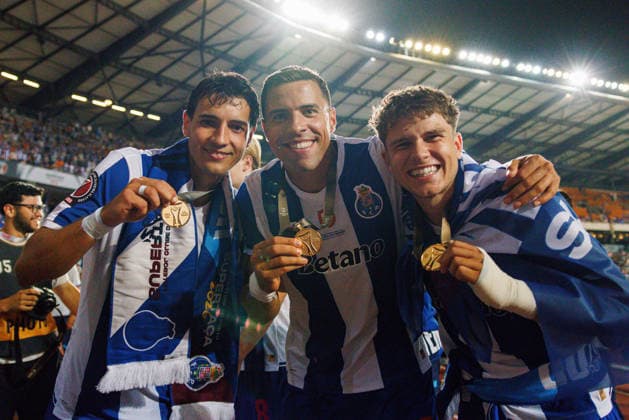 Jakub Kiwior, Jan Bednarek and Oskar Pietuszewski seen celebrating with trophy after winning Supertaca Portugal 2026 game between teams of FC Porto and UD Torreense (Maciej Rogowski Ball Raw Images PT) Coimbra Estadio Cidade de Coimbra Portugal Copyright: xMaciejxRogowskix maciejrogowski_porto_torreense_2627_2729