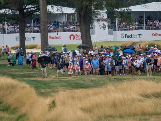 DETROIT, MI - AUGUST 01: The galley travels along the course with umbrellas during the third round of the Rocket Classic at Detroit Golf Club on August 01, 2026, in Detroit, Michigan. (Photo by Joseph Weiser Icon Sportswire) GOLF: AUG 01 PGA, Golf Herren Rocket Classic EDITORIAL USE ONLY Icon2608010783