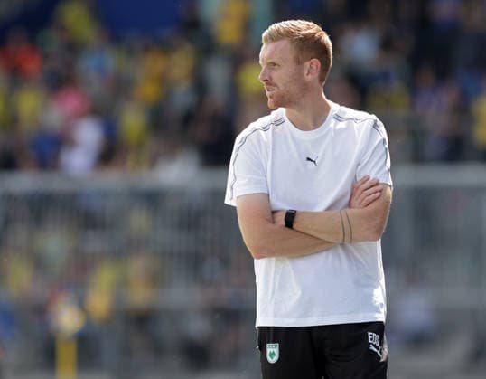 Coach Edward Still (RAAL La Louviere) Fussball, Herren, Saison 2026 2027 2.BL, Eintracht Stadion, Eintracht Braunschweig gegen RAAL La Louviere, Saisonvorbereitung, Testspiel, 0-0 DFL REGULATIONS PROHIBIT ANY USE OF PHOTOGRAPHS AS IMAGE SEQUENCES AND OR QUASI-VIDEO. *** Coach Edward Still, RAAL La Louviere Soccer, Men s Team, 2026–2027 Season, 2nd Division, Eintracht Stadium, Eintracht Braunschweig vs. RAAL La Louviere, preseason, friendly match, 0–0. DFL regulations prohibit any use of photographs as image sequences and or quasi-video.