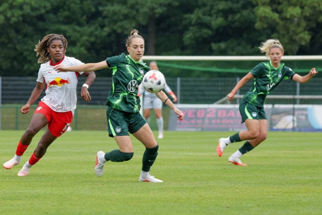 01.08.2026, xgrfx, Fussball Testspiel Frauen , RB Leipzig - VfL Wolfsburg v.l. Delice Boboy (RB Leipzig), Sophia Kleinherne (VfL Wolfsburg) (DFL DFB REGULATIONS PROHIBIT ANY USE OF PHOTOGRAPHS as IMAGE SEQUENCES and or QUASI-VIDEO) Leipzig *** August 1, 2026, xgrfx, Women s Soccer Friendly Match, RB Leipzig vs. VfL Wolfsburg, Delice Boboy (RB Leipzig), Sophia Kleinherne, VfL Wolfsburg; DFL and DFB regulations prohibit any use of photographs as image sequences and or quasi-video, Leipzig
