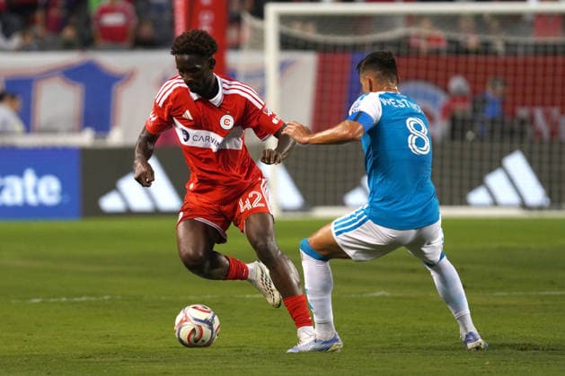 Dje Davilla (L) of Chicago vies for the ball with Ashley Westwood of Charlotte in a MLS, Fussball Herren, USA match between Chicago Fire and Charlotte FC at the Soldier Field stadium in Chicago, United States, 01 August 2026. MLS: Chicago Fire vs Charlotte FC !ACHTUNG: NUR REDAKTIONELLE NUTZUNG!  Copyright: xKennethxFernándezx AMDEP9949 20260802-55021053925_1