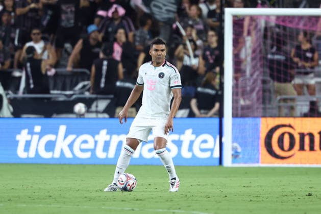 MIAMI, FL - AUGUST 01: Inter Miami CF midfield Carlos Casimiro (5) controls the bal in the first half during the game between the Columbus Crew and Inter Miami on Saturday, Agust 1, 2026 at Nu Stadium in Miami, FL (Photo by Peter Joneleit Icon Sportswire) SOCCER: AUG 01 MLS, Fussball Herren, USA Inter Miami CF vs Columbus Crew EDITORIAL USE ONLY Icon260801004