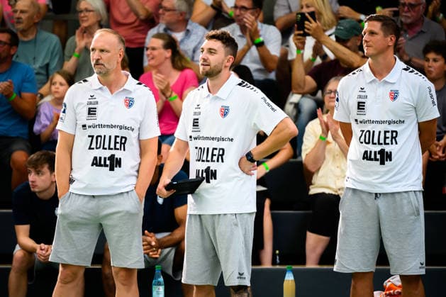Altbach: HBL - 26 27 - SG BBM Bietigheim - Eulen Ludwigshafen v.li. Trainer Hartmut Mayerhoffer (Bietigheim), Co-Trainer Manuel Schmidt (Bietigheim), Torwart-Trainer Jürgen Müller Altbach Baden-Württemberg Deutschland *** Altbach HBL 26 27 SG BBM Bietigheim Eulen Ludwigshafen (from left): Head Coach Hartmut Mayerhoffer (Bietigheim), Assistant Coach Manuel Schmidt (Bietigheim), Goalkeeper Coach Jürgen Müller (Altbach), Baden-Württemberg, Germany