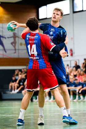 Altbach: HBL - 26 27 - SG BBM Bietigheim - Eulen Ludwigshafen v. li. im Zweikampf Fynn Nicolaus (Bietigheim), Friedrich Schmitt (Ludwigshafen) Altbach Baden-Württemberg Deutschland *** Altbach HBL 26 27 SG BBM Bietigheim Eulen Ludwigshafen (from left): Fynn Nicolaus (Bietigheim) and Friedrich Schmitt (Ludwigshafen) in a one-on-one battle; Altbach, Baden-Württemberg, Germany