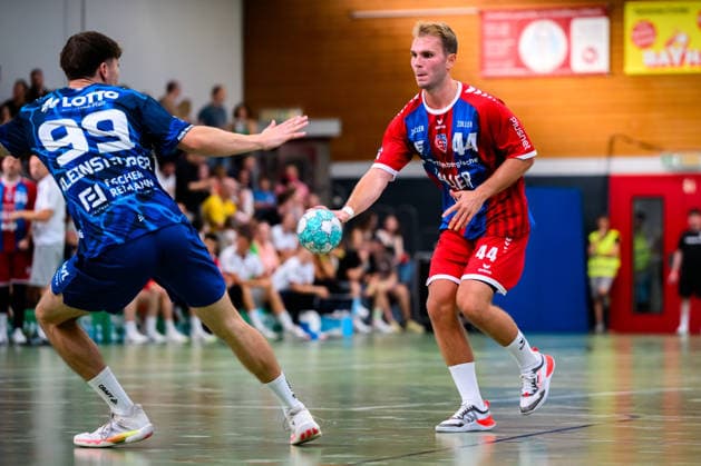 Altbach: HBL - 26 27 - SG BBM Bietigheim - Eulen Ludwigshafen v.li. Monty Kleinsteuber (Ludwigshafen), Mathias Larson (Bietigheim) Altbach Baden-Württemberg Deutschland *** Altbach HBL 26 27 SG BBM Bietigheim Eulen Ludwigshafen (from left): Monty Kleinsteuber (Ludwigshafen), Mathias Larson (Bietigheim-Altbach), Baden-Württemberg, Germany