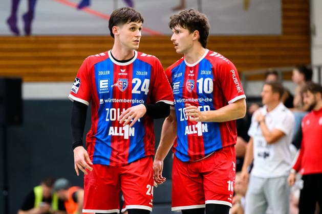Altbach: HBL - 26 27 - SG BBM Bietigheim - Eulen Ludwigshafen Maxim Orlov (Bietigheim) und Jonas Josef (Bietigheim) im Gespräch Altbach Baden-Württemberg Deutschland *** Altbach HBL 26 27 SG BBM Bietigheim Eulen Ludwigshafen Maxim Orlov (Bietigheim) and Jonas Josef (Bietigheim) in conversation Altbach, Baden-Württemberg, Germany