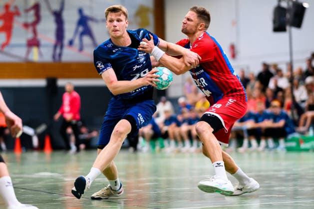 Altbach: HBL - 26 27 - SG BBM Bietigheim - Eulen Ludwigshafen Friedrich Schmitt (Ludwigshafen), Fabian Wiederstein (Bietigheim) Altbach Baden-Württemberg Deutschland *** Altbach HBL 26 27 SG BBM Bietigheim Eulen Ludwigshafen Friedrich Schmitt Ludwigshafen, Fabian Wiederstein Bietigheim Altbach Baden-Württemberg Germany