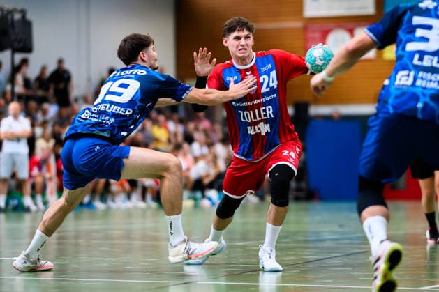 Altbach: HBL - 26 27 - SG BBM Bietigheim - Eulen Ludwigshafen v. li. im Zweikampf Tilo Mueller Müller (Ludwigshafen) und Maxim Orlov (Bietigheim) Altbach Baden-Württemberg Deutschland *** Altbach HBL 26 27 SG BBM Bietigheim Eulen Ludwigshafen (from left): Tilo Mueller Müller (Ludwigshafen) and Maxim Orlov (Bietigheim Altbach), Baden-Württemberg, Germany