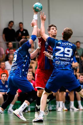 Altbach: HBL - 26 27 - SG BBM Bietigheim - Eulen Ludwigshafen v.li. Marc-Robin Eisel (Ludwigshafen), Nikola Vlahovic (Bietigheim), Friedrich Schmitt (Ludwigshafen) Altbach Baden-Württemberg Deutschland *** Altbach HBL 26 27 SG BBM Bietigheim Eulen Ludwigshafen (from left): Marc Robin Eisel (Ludwigshafen), Nikola Vlahovic (Bietigheim), Friedrich Schmitt (Ludwigshafen); Altbach, Baden-Württemberg, Germany
