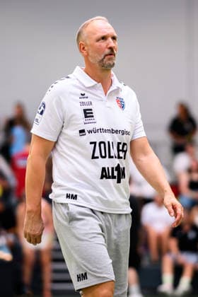 Altbach: HBL - 26 27 - SG BBM Bietigheim - Eulen Ludwigshafen Trainer Hartmut Mayerhoffer (Bietigheim) Altbach Baden-Württemberg Deutschland *** Altbach HBL 26 27 SG BBM Bietigheim Eulen Ludwigshafen Coach Hartmut Mayerhoffer Bietigheim Altbach Baden-Württemberg Germany
