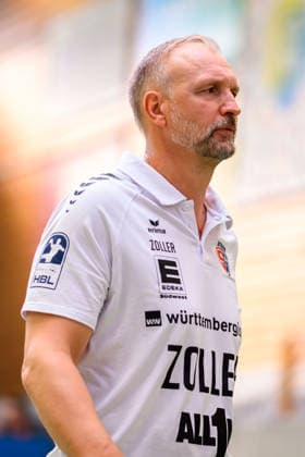 Altbach: HBL - 26 27 - SG BBM Bietigheim - Eulen Ludwigshafen Trainer Hartmut Mayerhoffer (Bietigheim) Altbach Baden-Württemberg Deutschland *** Altbach HBL 26 27 SG BBM Bietigheim Eulen Ludwigshafen Coach Hartmut Mayerhoffer Bietigheim Altbach Baden-Württemberg Germany