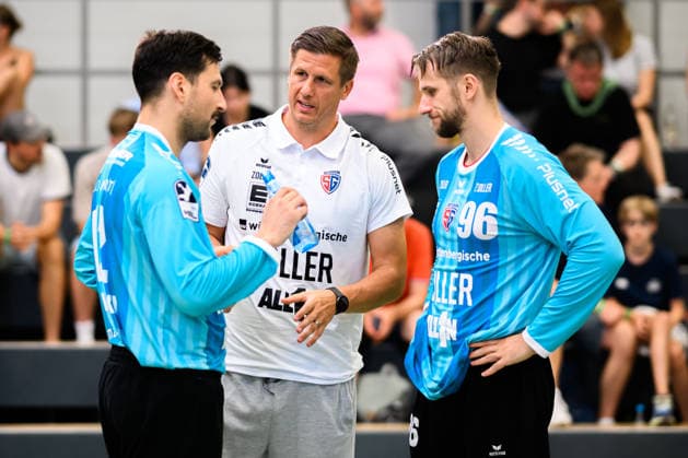 Altbach: HBL - 26 27 - SG BBM Bietigheim - Eulen Ludwigshafen v.li. Torhueter Martin Tomovski (Bietigheim), Torwart-Trainer Jürgen Müller , Torhueter Jan Hrdlicka (Bietigheim) Altbach Baden-Württemberg Deutschland *** Altbach HBL 26 27 SG BBM Bietigheim Eulen Ludwigshafen (from left): Goalie Martin Tomovski (Bietigheim), Goalie Coach Jürgen Müller, Goalie Jan Hrdlicka (Bietigheim), Altbach, Baden-Württemberg, Germany