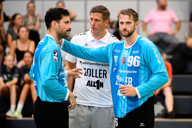 Altbach: HBL - 26 27 - SG BBM Bietigheim - Eulen Ludwigshafen v.li. Torhueter Martin Tomovski (Bietigheim), Torwart-Trainer Jürgen Müller , Torhueter Jan Hrdlicka (Bietigheim) Altbach Baden-Württemberg Deutschland *** Altbach HBL 26 27 SG BBM Bietigheim Eulen Ludwigshafen (from left): Goalie Martin Tomovski (Bietigheim), Goalie Coach Jürgen Müller, Goalie Jan Hrdlicka (Bietigheim), Altbach, Baden-Württemberg, Germany