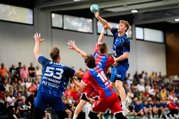 Altbach: HBL - 26 27 - SG BBM Bietigheim - Eulen Ludwigshafen v.li. Bruno Eickhoff (Ludwigshafen), Jonas Josef (Bietigheim), Fabian Wiederstein (Bietigheim), Friedrich Schmitt (Ludwigshafen) Altbach Baden-Württemberg Deutschland *** Altbach HBL 26 27 SG BBM Bietigheim Eulen Ludwigshafen (from left): Bruno Eickhoff (Ludwigshafen), Jonas Josef (Bietigheim), Fabian Wiederstein (Bietigheim), Friedrich Schmitt (Ludwigshafen); Altbach, Baden-Württemberg, Germany