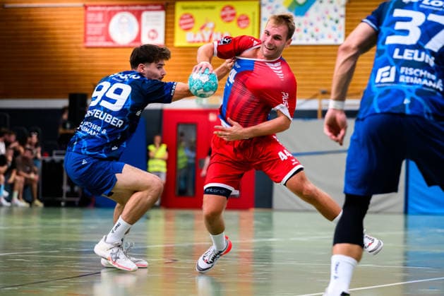 Altbach: HBL - 26 27 - SG BBM Bietigheim - Eulen Ludwigshafen v. li. im Zweikampf Monty Kleinsteuber (Ludwigshafen) und Mathias Larson (Bietigheim) Altbach Baden-Württemberg Deutschland *** Altbach HBL 26 27 SG BBM Bietigheim Eulen Ludwigshafen (from left): Monty Kleinsteuber (Ludwigshafen) and Mathias Larson (Bietigheim Altbach), Baden-Württemberg, Germany