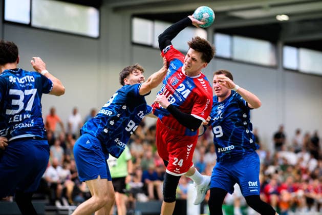Altbach: HBL - 26 27 - SG BBM Bietigheim - Eulen Ludwigshafen v.li. Tilo Mueller Müller (Ludwigshafen), Maxim Orlov (Bietigheim), Marc-Robin Eisel (Ludwigshafen) Altbach Baden-Württemberg Deutschland *** Altbach HBL 26 27 SG BBM Bietigheim Eulen Ludwigshafen (from left): Tilo Mueller Müller (Ludwigshafen), Maxim Orlov (Bietigheim), Marc Robin Eisel (Ludwigshafen); Altbach, Baden-Württemberg, Germany