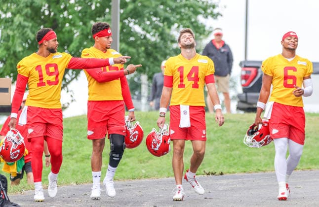 AUGUST 1, 2026, St. Joseph, Missouri, USA: Kansas City Chiefs quarterback PATRICK MAHOMES, second from left, and the rest of the Chiefs quarterbacks walks down the hill towards the field at Chiefs training camp in St. Joseph. St. Joseph USA - ZUMAc04_ 20260801_zma_c04_028 Copyright: xRomanxPunox