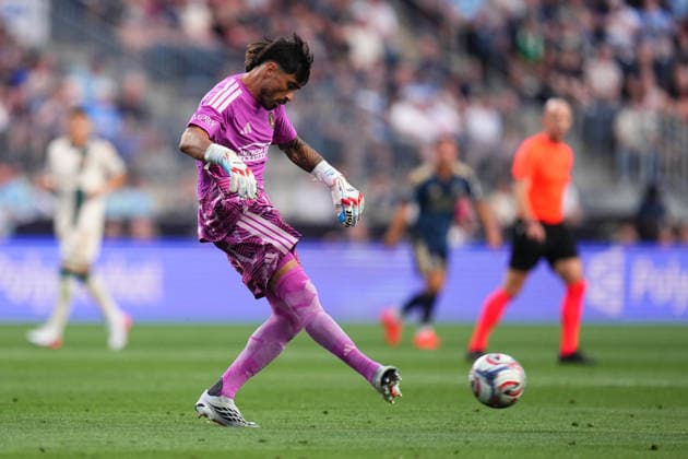 August 01, 2026: Atlanta United Goalie Lucas Hoyos (1) passes the ball during the first half of an MLS, Fussball Herren, USA match against the Philadelphia Union at Subaru Park in Chester, Pennsylvania. CSM Chester United States of America - ZUMAc04_ 20260801_zma_c04_228 Copyright: xKylexRoddenx
