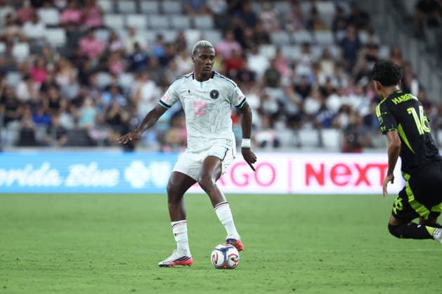 MIAMI, FL - AUGUST 01: Inter Miami CF defense Fricio Caicedo (15) sends a pass forward in the second half during the game between the Columbus Crew and Inter Miami on Saturday, Agust 1, 2026 at Nu Stadium in Miami, FL (Photo by Peter Joneleit Icon Sportswire) SOCCER: AUG 01 MLS, Fussball Herren, USA Inter Miami CF vs Columbus Crew EDITORIAL USE ONLY Icon260801020