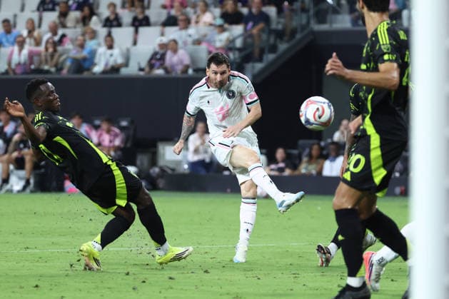 MIAMI, FL - AUGUST 01: Inter Miami CF offense Leo Messi (10) attempts a shot in the second half during the game between the Columbus Crew and Inter Miami on Saturday, Agust 1, 2026 at Nu Stadium in Miami, FL (Photo by Peter Joneleit Icon Sportswire) SOCCER: AUG 01 MLS, Fussball Herren, USA Inter Miami CF vs Columbus Crew EDITORIAL USE ONLY Icon260801023