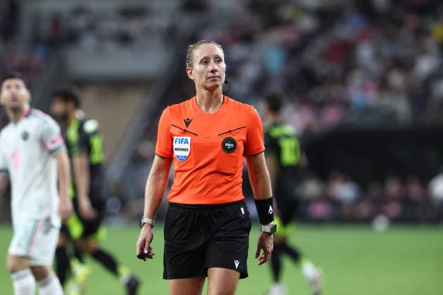 MIAMI, FL - AUGUST 01: Referee Tori Penso waits for a goal kick in the second half during the game between the Columbus Crew and Inter Miami on Saturday, Agust 1, 2026 at Nu Stadium in Miami, FL (Photo by Peter Joneleit Icon Sportswire) SOCCER: AUG 01 MLS, Fussball Herren, USA Inter Miami CF vs Columbus Crew EDITORIAL USE ONLY Icon260801024